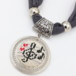 ⁦سكارف لون سكني فاتح مع حلقة فضية مطرزة⁩ - الصورة ⁦2⁩