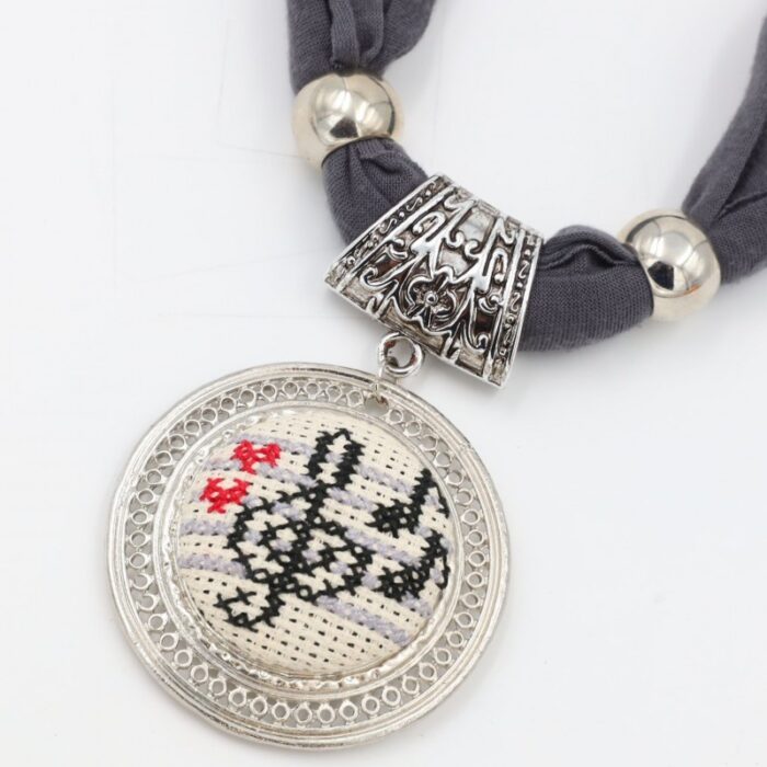 ⁦سكارف لون سكني فاتح مع حلقة فضية مطرزة⁩ - الصورة ⁦2⁩