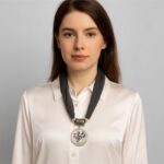 ⁦سكارف لون سكني فاتح مع حلقة فضية مطرزة⁩ - الصورة ⁦3⁩