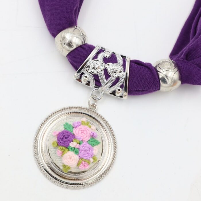 103385615_6866be4c9746c سكارف نهدي مع تطريز برازيلي - الصورة 1