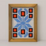 ⁦برواز شبك بتطريز نجمة لون برتقالي وكحلي وأزرق سماوي⁩ - الصورة ⁦2⁩