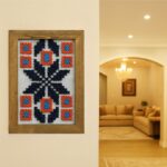 ⁦برواز شبك بتطريز نجمة لون برتقالي وكحلي وأزرق سماوي⁩ - الصورة ⁦2⁩