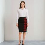 تنورة لون أسود تطريز أحمر عريض من الجانب