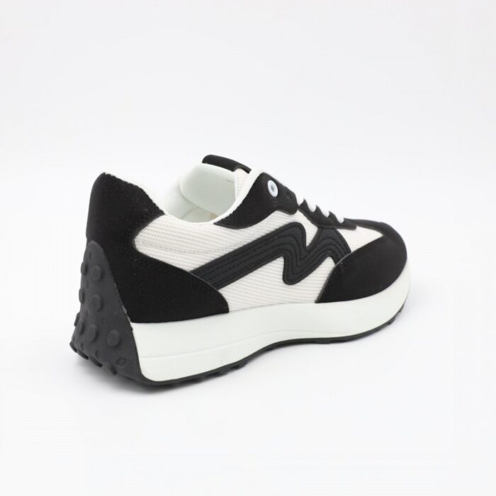 ⁦بوت رياضي ستاتي لون أسود وأبيض⁩ - الصورة ⁦4⁩