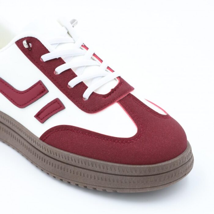 ⁦بوت جلد رياضي للنساء لون أبيض وعنابي⁩ - الصورة ⁦2⁩