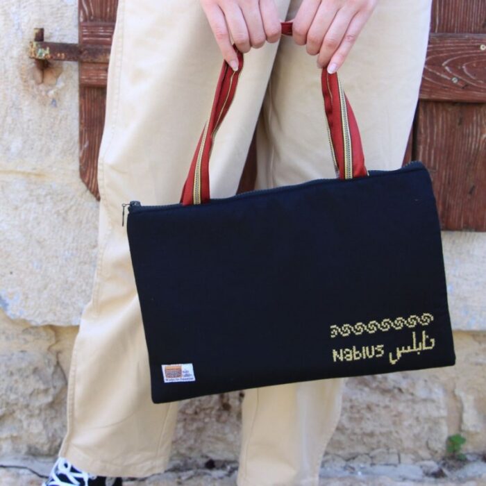 103385913_686c248a6fc42 حقيبة لابتوب صغيرة بتصميم أسماء المدن حجم 36*22 سم - الصورة 1