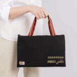 ⁦حقيبة لابتوب صغيرة بتصميم أسماء المدن حجم 36*22 سم⁩ - الصورة ⁦4⁩