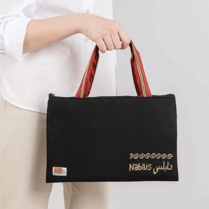 ⁦حقيبة لابتوب صغيرة بتصميم أسماء المدن حجم 36*22 سم⁩ - الصورة ⁦4⁩