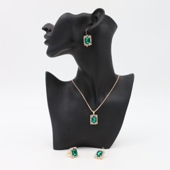 ⁦طقم إكسسورات 3 قطع (سلسال كريستال وحلق وخاتم ) لون أخضر⁩ - الصورة ⁦2⁩