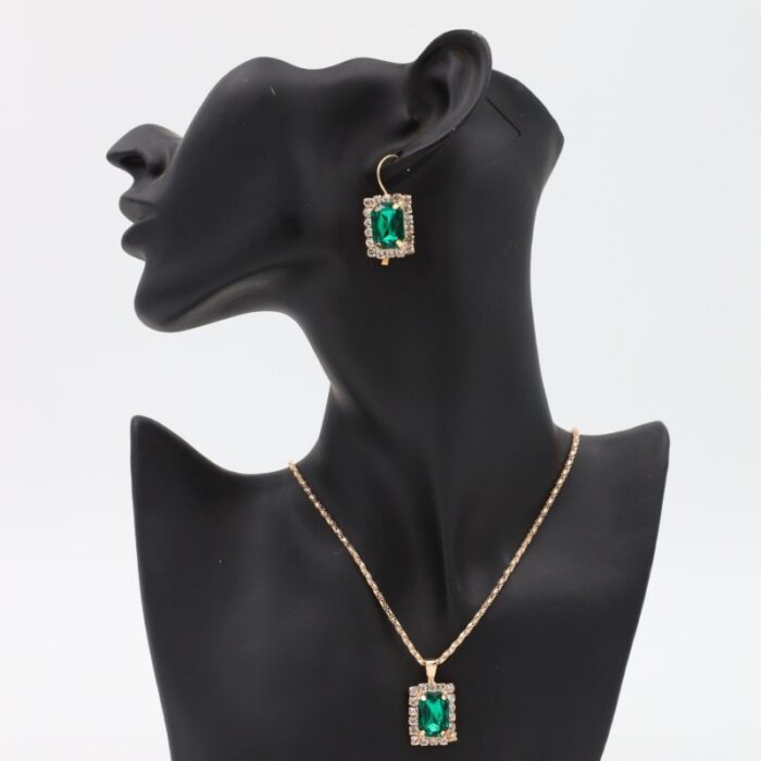 ⁦طقم إكسسورات 3 قطع (سلسال كريستال وحلق وخاتم ) لون أخضر⁩ - الصورة ⁦5⁩