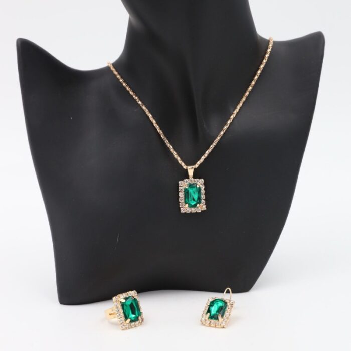 ⁦طقم إكسسورات 3 قطع (سلسال كريستال وحلق وخاتم ) لون أخضر⁩ - الصورة ⁦6⁩