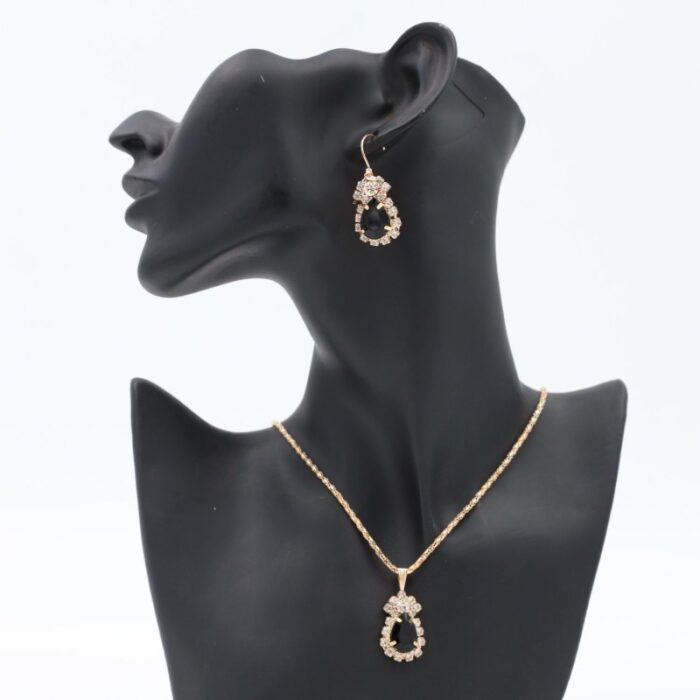 ⁦طقم إكسسوارات 3 قطع ( سلسال كريستال وحلق وخاتم ) لون أزرق⁩ - الصورة ⁦3⁩