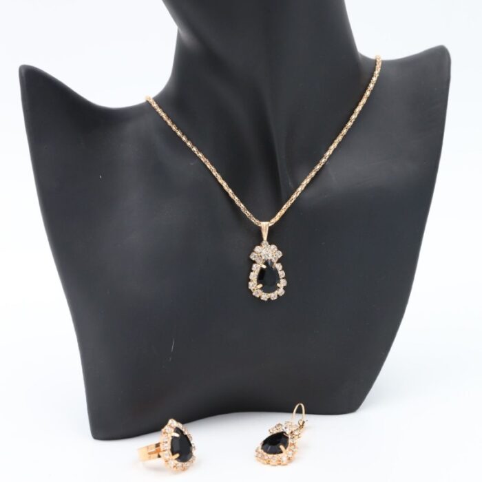 ⁦طقم إكسسوارات 3 قطع ( سلسال كريستال وحلق وخاتم ) لون أزرق⁩ - الصورة ⁦5⁩