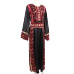 ⁦ثوب فلسطيني تطريز ماكنة لون أسود بتطريز ملون⁩ - الصورة ⁦5⁩