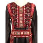 ⁦ثوب فلسطيني تطريز ماكنة لون أسود بتطريز ملون⁩ - الصورة ⁦6⁩