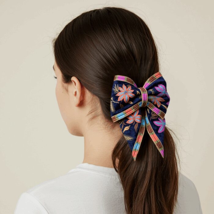 ⁦فيونكة للشعر تطريز مخمل لون كحلي⁩ - الصورة ⁦2⁩