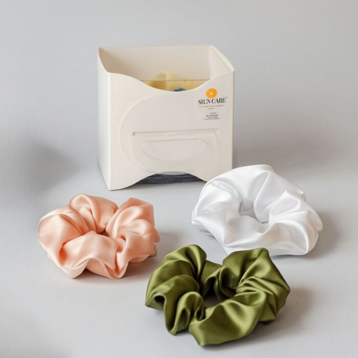 103386055_68704d1a292f5 علبة ربطات شعر ( 3 ربطات ) ستان لون زيتي و أبيض و زهري - الصورة 1