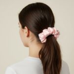 ⁦علبة ربطات شعر ( 3 ربطات ) ستان لون زيتي و أبيض و زهري⁩ - الصورة ⁦3⁩