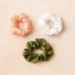 ⁦علبة ربطات شعر ( 3 ربطات ) ستان لون زيتي و أبيض و زهري⁩ - الصورة ⁦5⁩