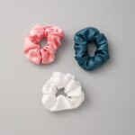 ⁦علبة ربطات شعر ( 3 ربطات ) ستان لون زهري و أبيض وتركواز⁩ - الصورة ⁦2⁩