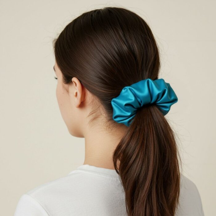 ⁦علبة ربطات شعر ( 3 ربطات ) ستان لون زهري و أبيض وتركواز⁩ - الصورة ⁦3⁩