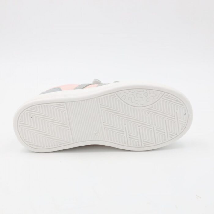 ⁦بوت سبورت جلد بشريطين لاصقين لون رمادي وزهري وابيض⁩ - الصورة ⁦4⁩