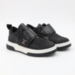 بوت سبورت جلد بشريط لاصق لون اسود ونعل ابيض