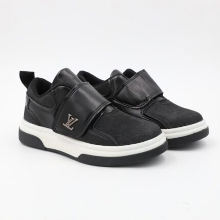 بوت سبورت جلد بشريط لاصق لون اسود ونعل ابيض