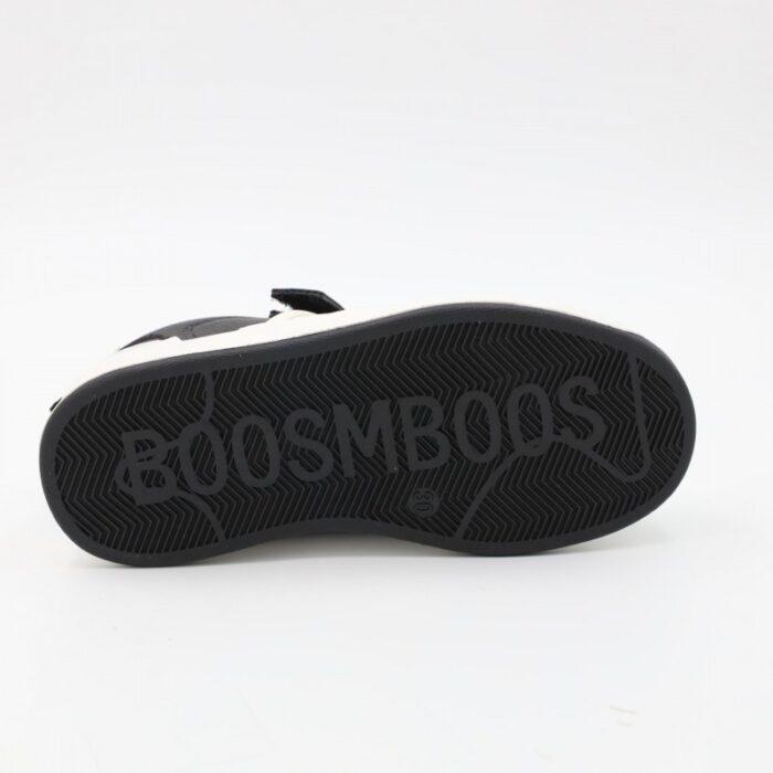 ⁦بوت سبورت بشريط لاصق لون أسود ونعل ابيض⁩ - الصورة ⁦5⁩