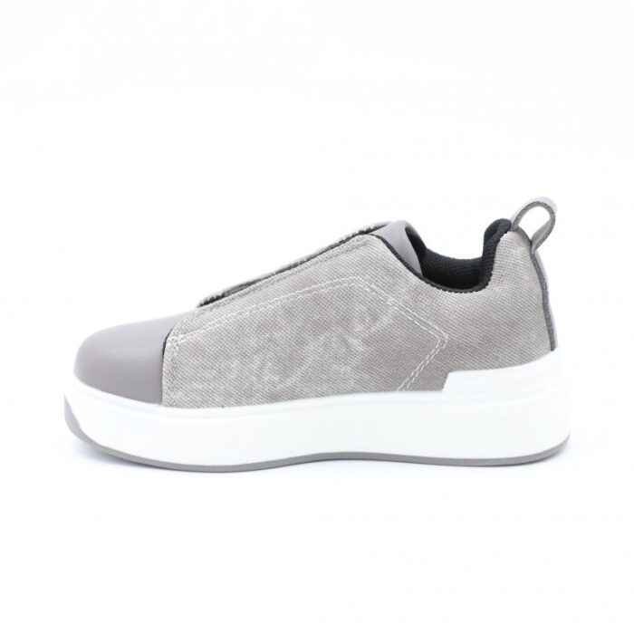 ⁦بوت سبورت ولادي بدون رباط لون رمادي⁩ - الصورة ⁦4⁩