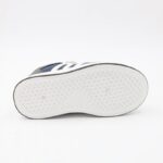 ⁦بوت سبورت ولادي بشريط لاصق لون رمادي وكحلي ونعل ابيض⁩ - الصورة ⁦5⁩