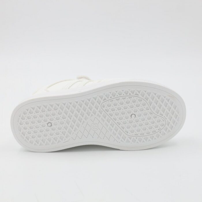 ⁦بوت سبورت ولادي بشريط لاصق لون ابيض⁩ - الصورة ⁦5⁩