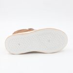 ⁦بوت سبورت ولادي بشريط لاصق لون عسلي ونعل ابيض⁩ - الصورة ⁦3⁩