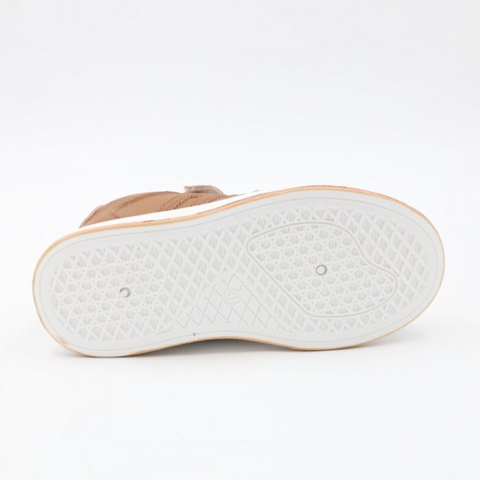 ⁦بوت سبورت ولادي بشريط لاصق لون عسلي ونعل ابيض⁩ - الصورة ⁦3⁩