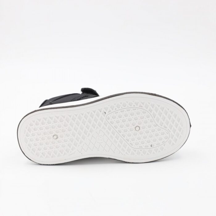 ⁦بوت سبورت ولادي بشريط لاصق لون أسود ونعل ابيض⁩ - الصورة ⁦5⁩