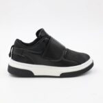 ⁦بوت سبورت ولادي بشريط لاصق لون أسود⁩ - الصورة ⁦3⁩