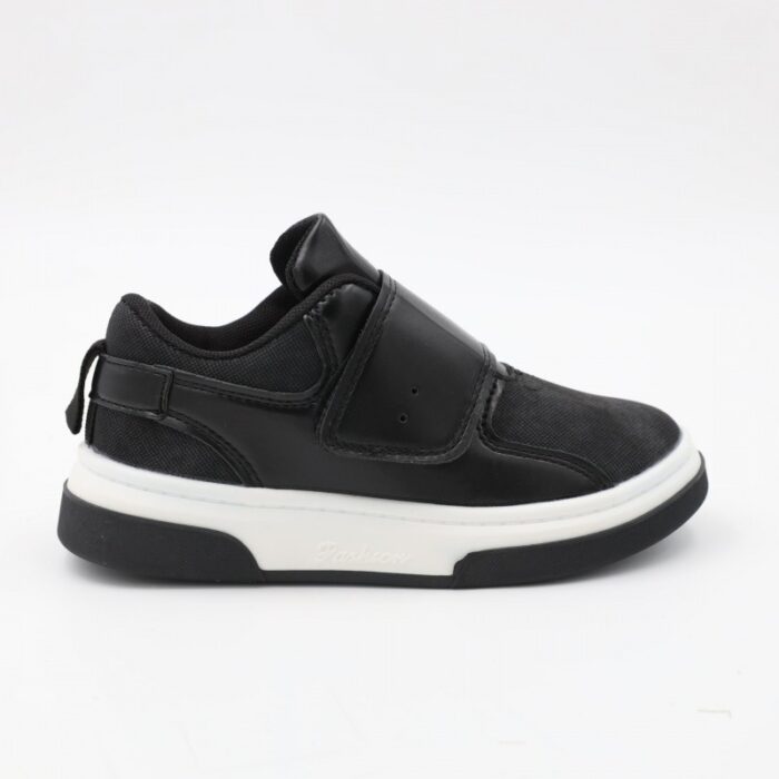 ⁦بوت سبورت ولادي بشريط لاصق لون أسود⁩ - الصورة ⁦3⁩