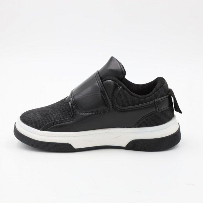 ⁦بوت سبورت ولادي بشريط لاصق لون أسود⁩ - الصورة ⁦4⁩