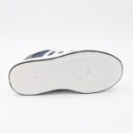 ⁦بوت جلد ولادي بشريط لاصق لون رمادي وسكني وكحلي ونعل أبيض⁩ - الصورة ⁦5⁩