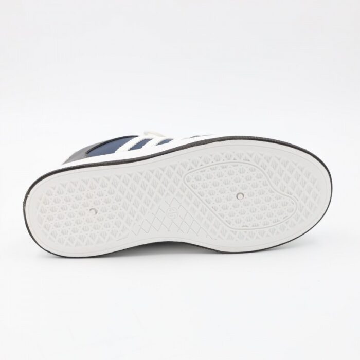 ⁦بوت جلد ولادي بشريط لاصق لون رمادي وسكني وكحلي ونعل أبيض⁩ - الصورة ⁦5⁩