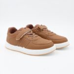 بوت جلد ولادي بشريط لاصق لون بني ونعل أبيض