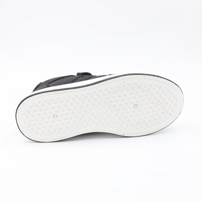 ⁦بوت جلد ولادي بشريط لاصق لون اسود ونعل أبيض⁩ - الصورة ⁦4⁩