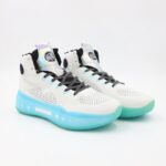 حذاء رياضي للرجال لون أبيض وأزرق