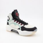 حذاء رياضي للرجال لون أسود و أبيض