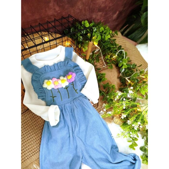 ⁦طقم افرهول مع بلوزة كم بناتي لون أخضر فيروزي وأبيض⁩ - الصورة ⁦3⁩