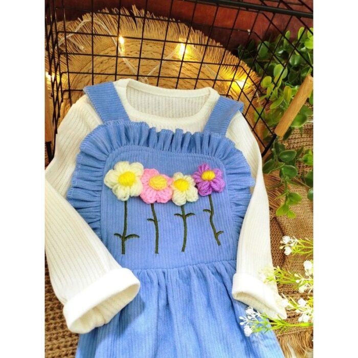 103386215_688341528f137 طقم افرهول مع بلوزة كم بناتي لون أزرق وأبيض - الصورة 1