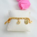 سوار بلدي حلبي للأطفال مع تعليقات ليرات وقلوب للأطفال لون ذهبي من FJ مقاوم لتغير اللون كفالة سنتين ضد تغير اللون