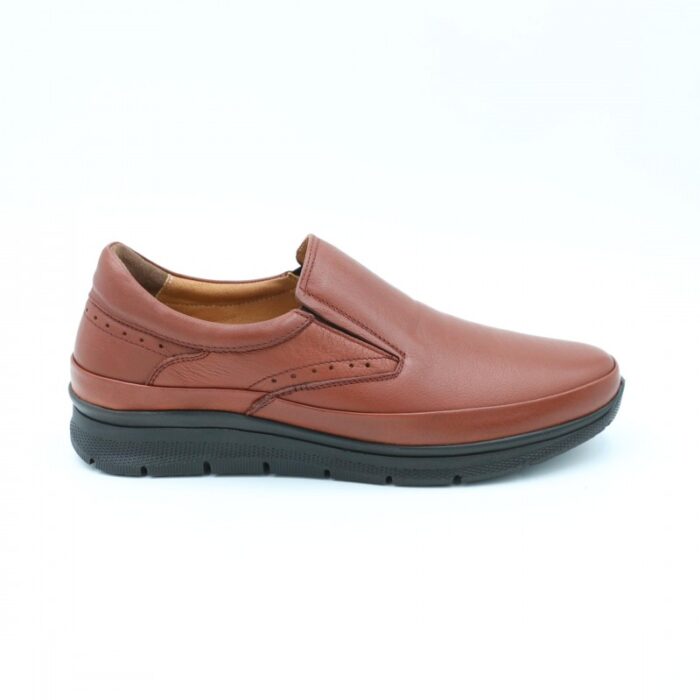 ⁦حذاء كاجوال طبي جلد بدون رباط للرجال لون عسلي غامق⁩ - الصورة ⁦2⁩