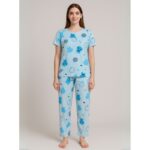 بيجامة ستاتية لون أزرق اشكال ملون بنطلون وبلوزة نص كم