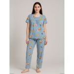 بيجامة ستاتية لون أزرق اشكال ملون بنطلون وبلوزة نص كم
